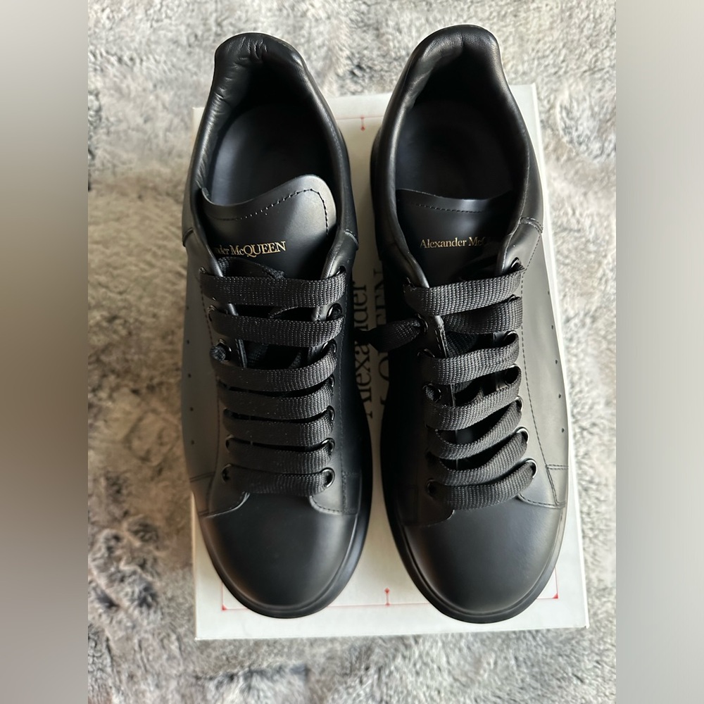 ALEXANDER MCQUEEN Men's Oversized Sneaker in Black.